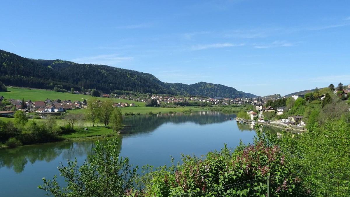 Villers-le-Lac Apartment | "Balcony overlooking the Doubs Basin and the Swiss village of Les Brenets