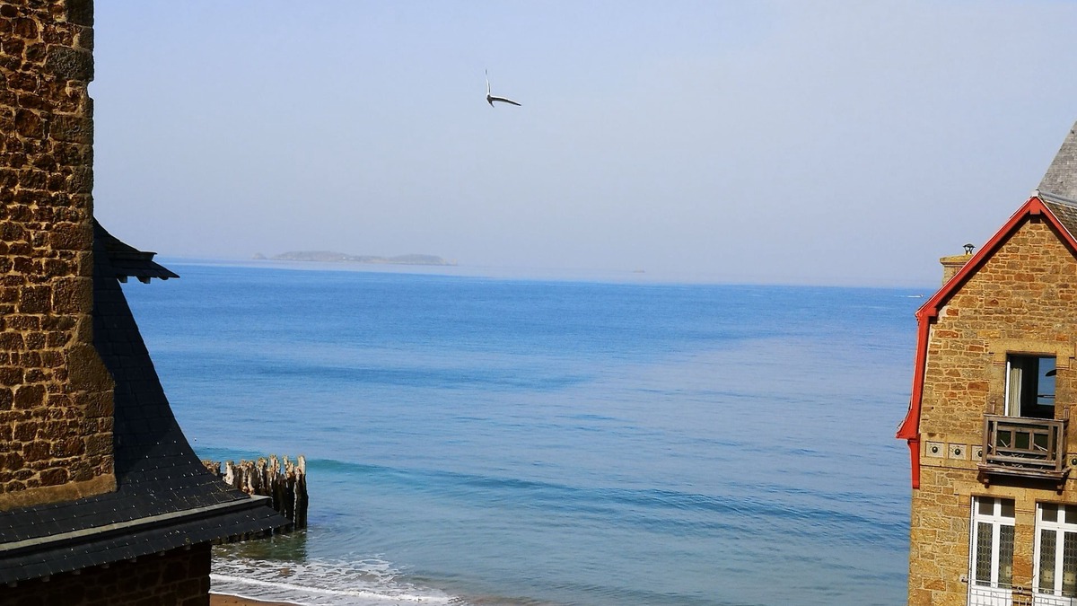 Courtoisville-Sillon-Moka Apartment | Balcony overlooking the sea, beach, wifi, ideal for a couple