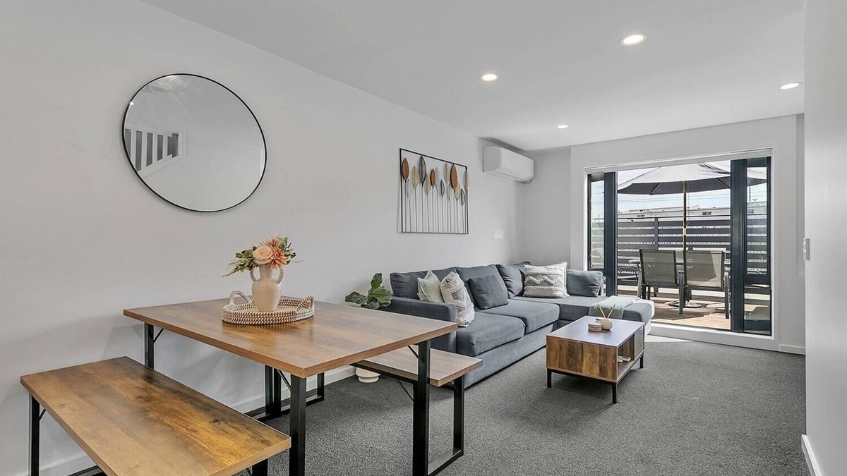 Parnell House | Balcony+Parking 3BR Gem Near Arena | Zodiak Stays