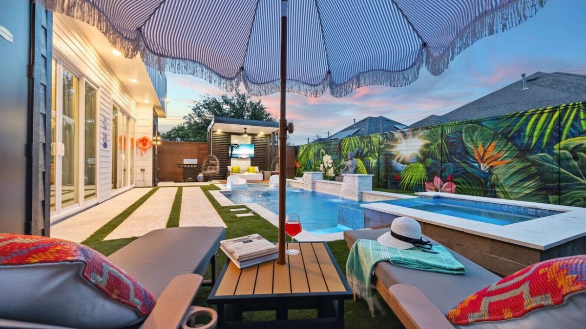 Southeast Houston Apartment | `Bali in Houston`/8BR/8Bath/Heated Pool/Sleeps 23