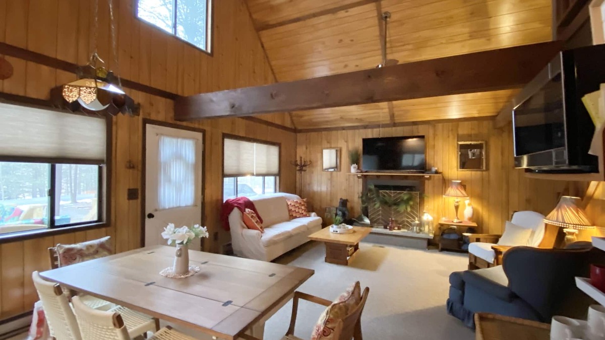 Wallenpaupauk Lake Estates Ski Chalet | Bali's Cottage-Cozy Chalet in WLE-Wallenpaupack Lake Estates-Walk to Pool