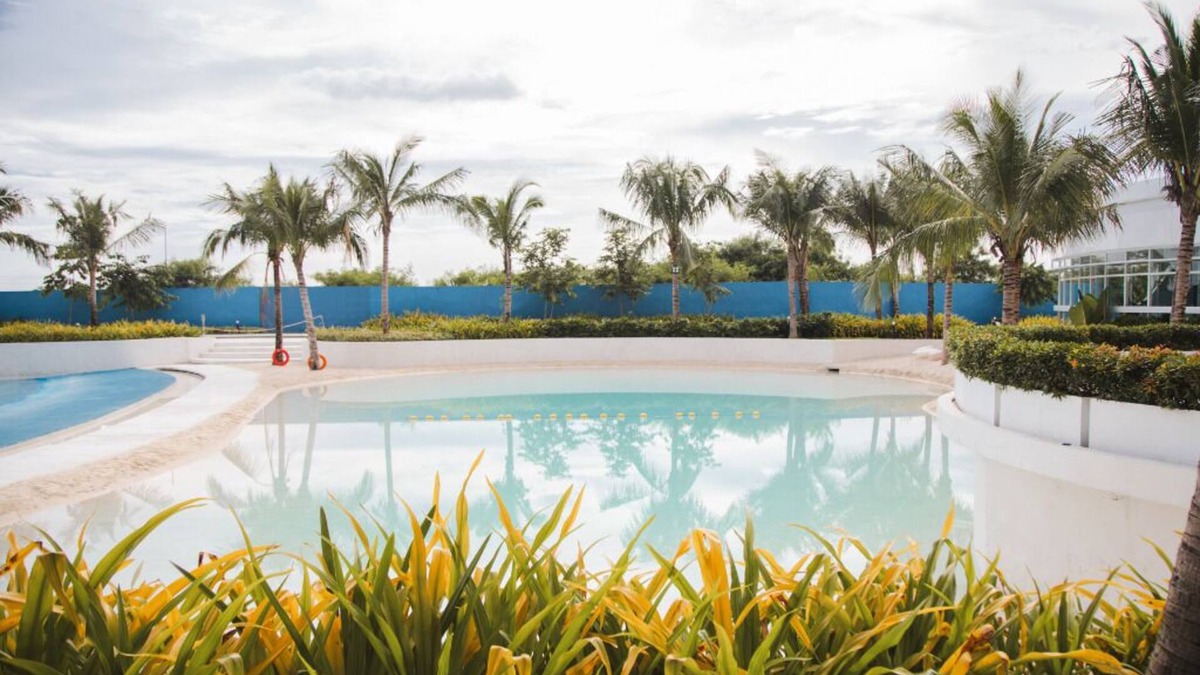 San Fernando Condo | Bali-Themed Studio with Pool View Balcony, Ps4, Instax, Netflix & Karaoke