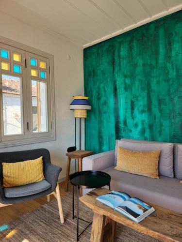 Ayvalik House | Balkonaki