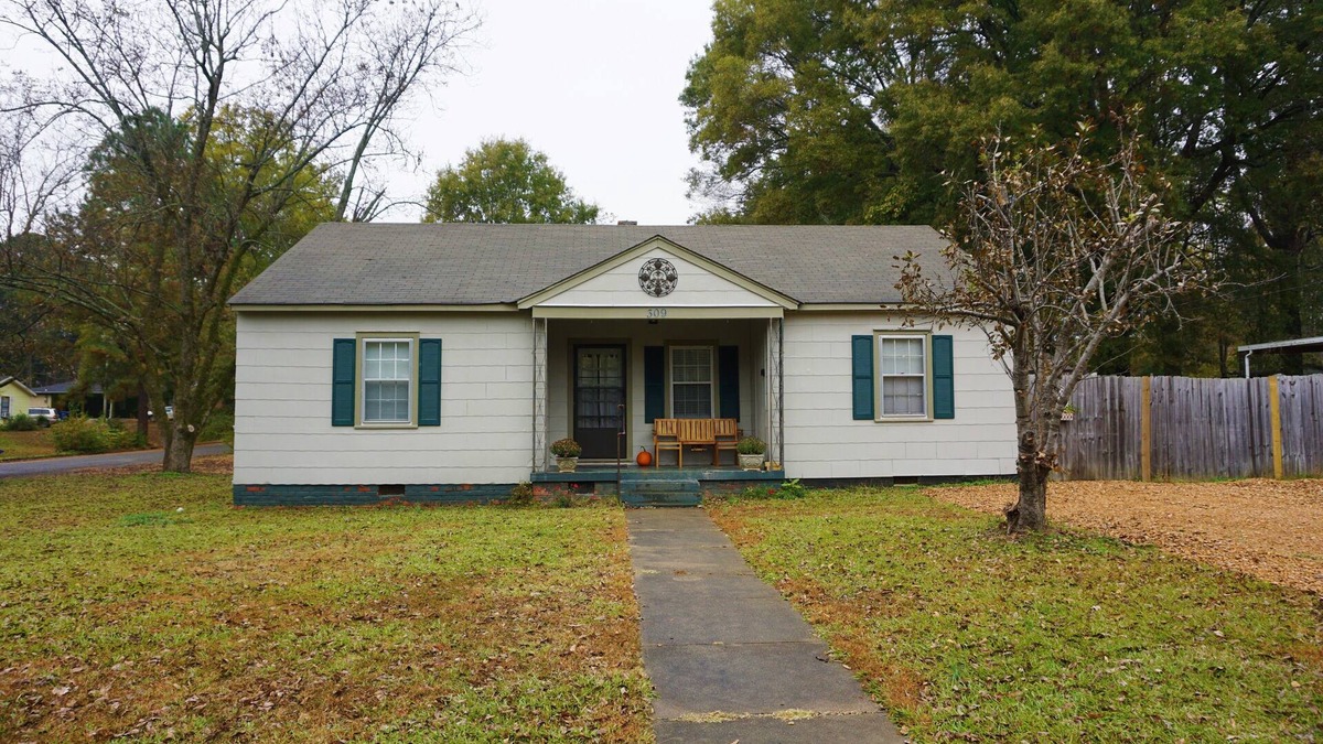 Sardis Cottage | Ball game availability! Sardis lake minutes a way, Safe , Clean, Comfortable