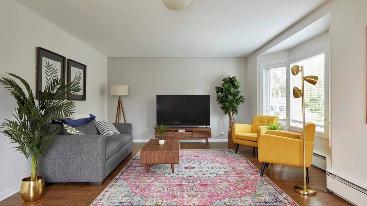 West Woodland House | Ballard Bungalow: Spacious Perfect for Families with Private Fenced Yard & Hot Tub