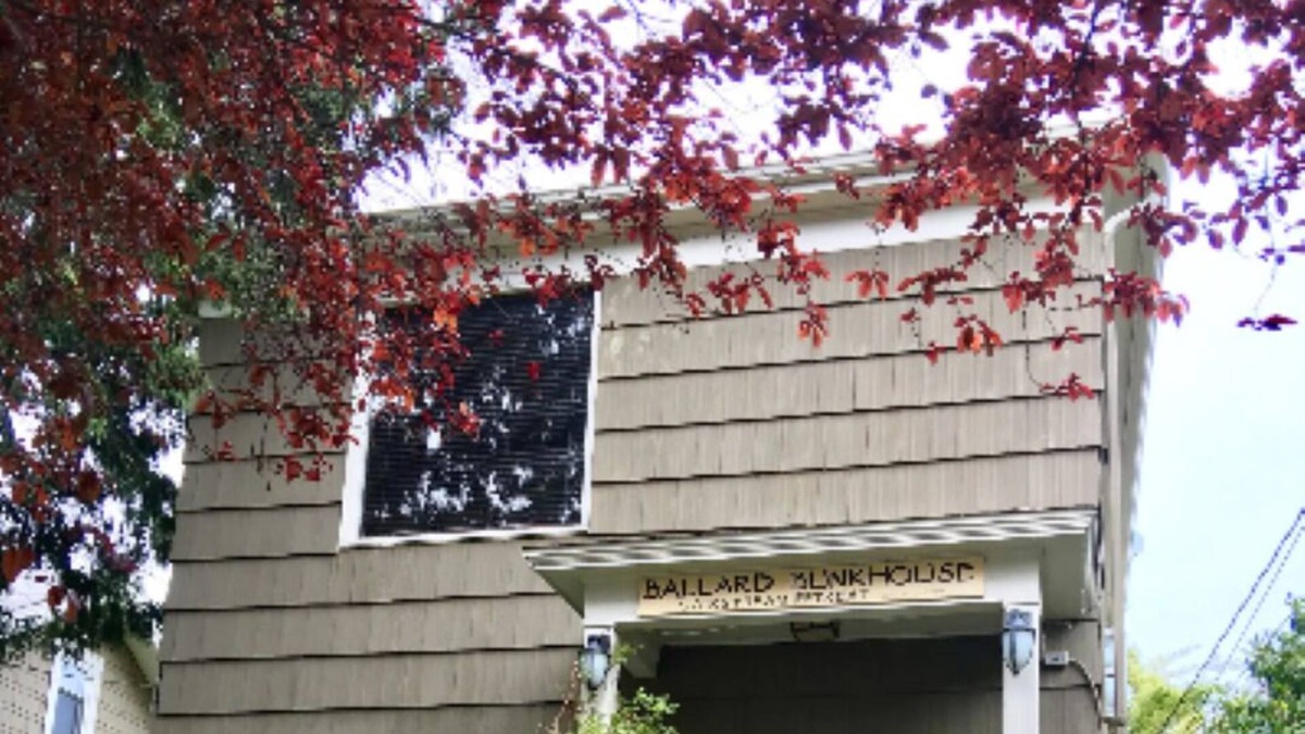Ballard House | Ballard Bunkhouse 2 flats & Airstream trailer near ent. district. EV charger
