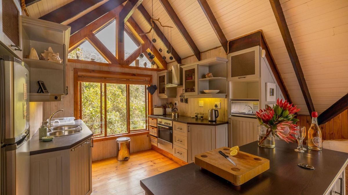 Victoria Bay House | Ballots Bay Treehouse