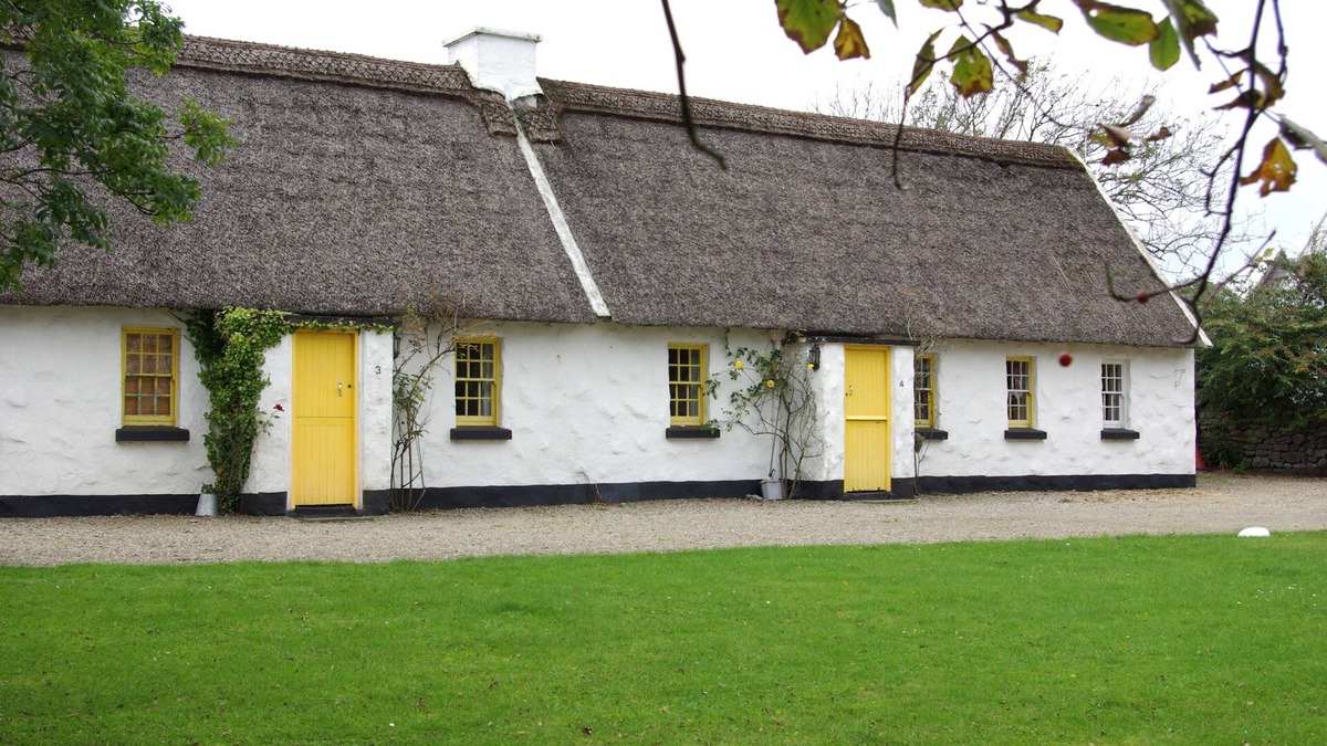 Ballyvaughan Cottage | Ballyvaughan Cottage No 3 - a bungalow that sleeps 7 guests in 3 bedrooms