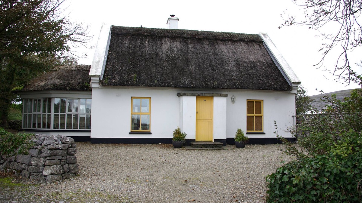 Ballyvaughan Cottage | Ballyvaughan Cottage No 14 - a bungalow that sleeps 7 guests in 3 bedrooms