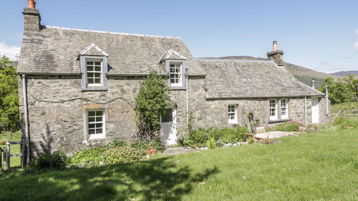 Lochearnhead Cottage | BALMEANOCH, pet friendly, character holiday cottage in Callander