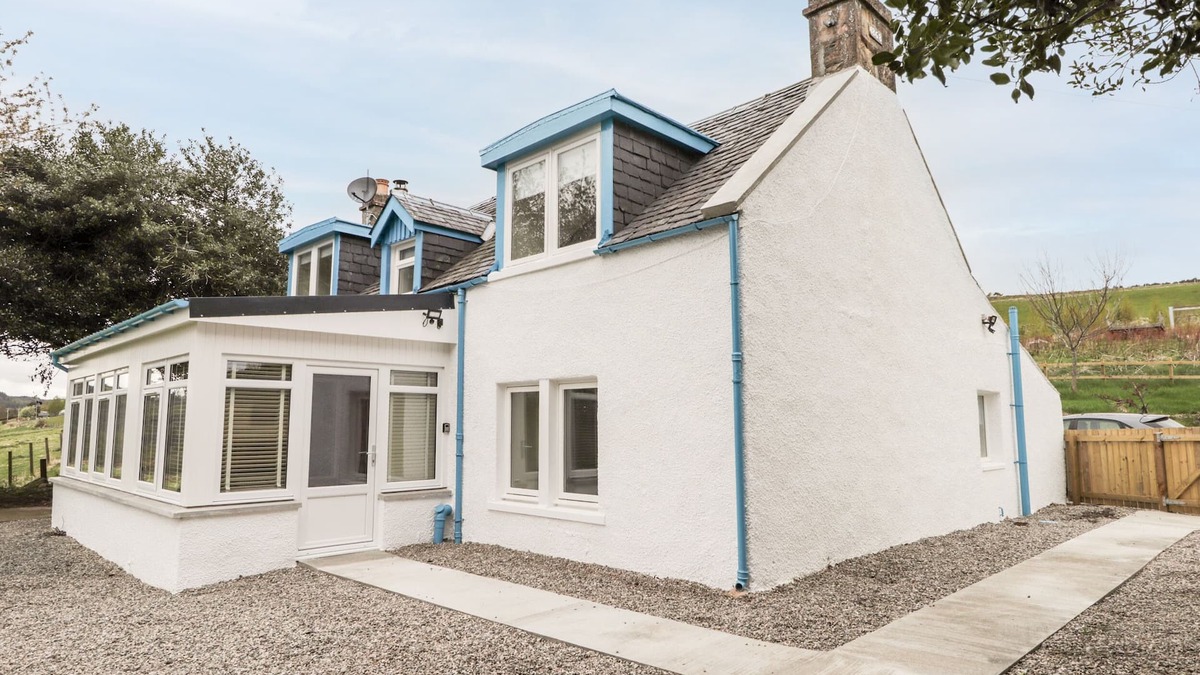 Strathpeffer Cottage | BALNAIRD FARMHOUSE, family friendly, with a garden in Strathpeffer