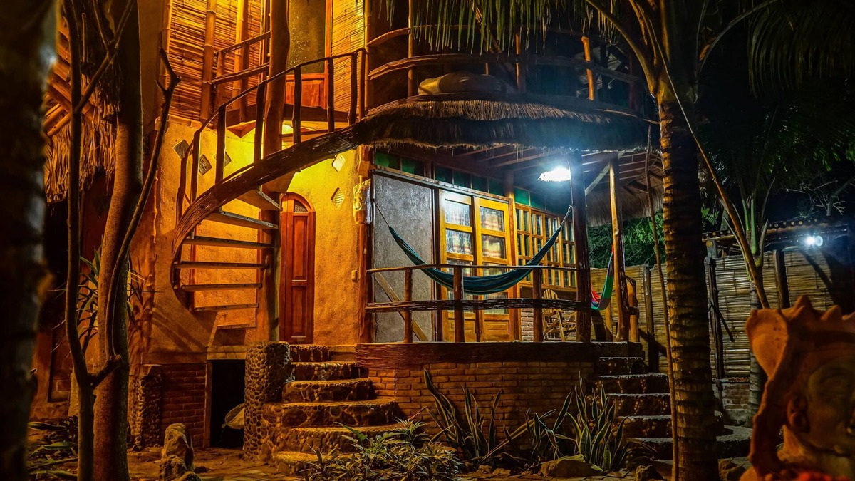 Montanita Hotel | Balsa Surf Camp by Rotamundos