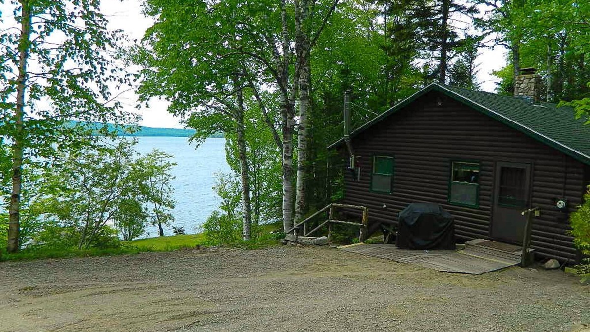 Rangeley Plantation Cottage | Balsam Breeze - cozy cottage on Mooselookmegunic!