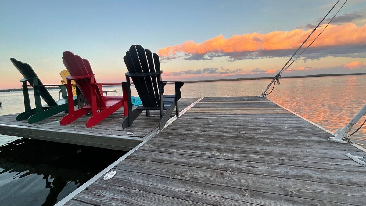Victoria Road Cottage | Balsam Lake Beauty! Waterfront in the Kawarthas! Sleeps 10!