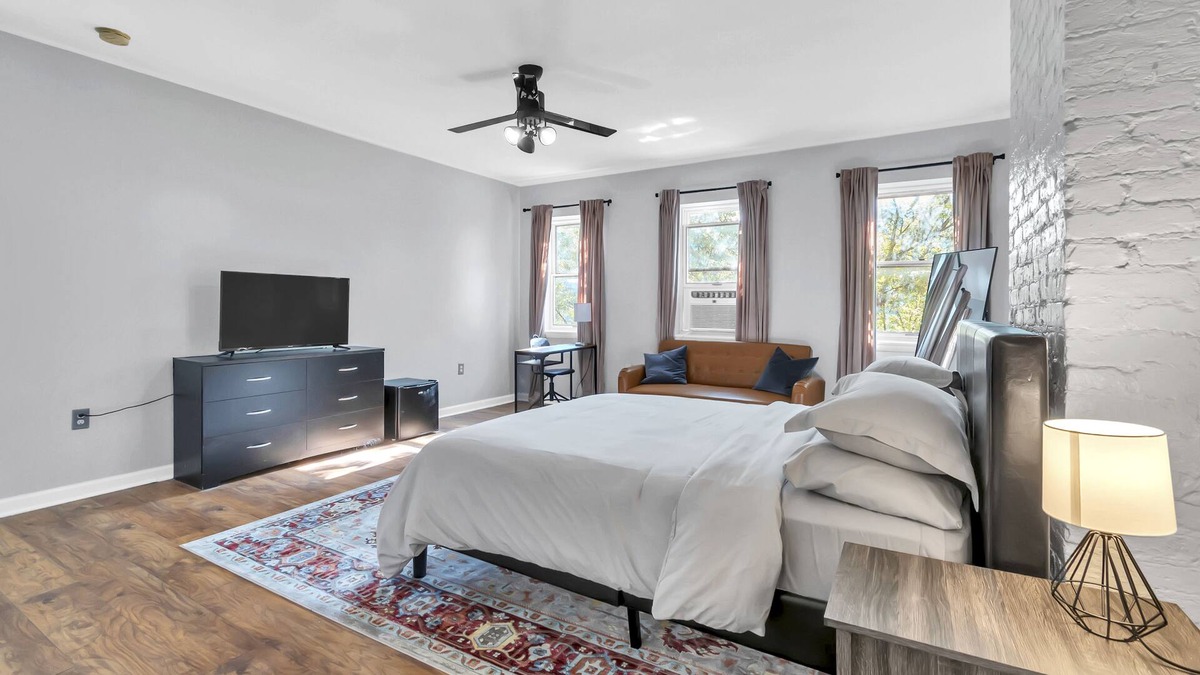 Downtown Baltimore Apartment | Baltimore Hopkins Medical Apt. 4- walking distance to Fells Point & Inner Harbor