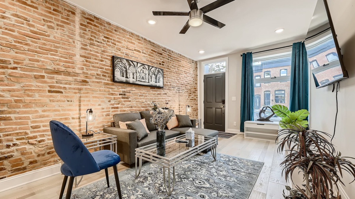 Canton House | BALTIMORE ROWHOUSE CLOSE TO WATER KING BED PARKING