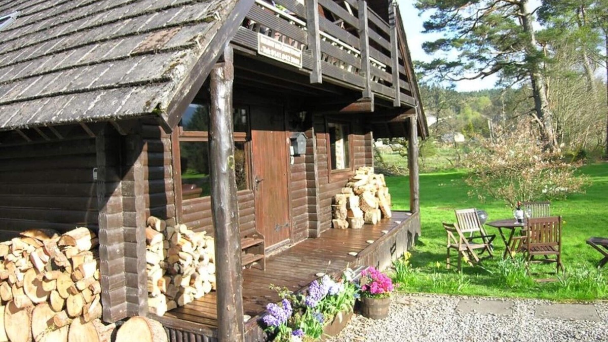 Strathyre Cabin | Balvaig River Log Cabin, with wood burning stove, alpine charm on water's edge