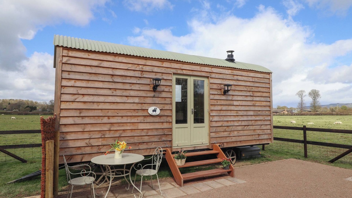 Garthmyl Cottage | BALWEN SHEPHERD'S HUT, romantic, character holiday cottage in Berriew