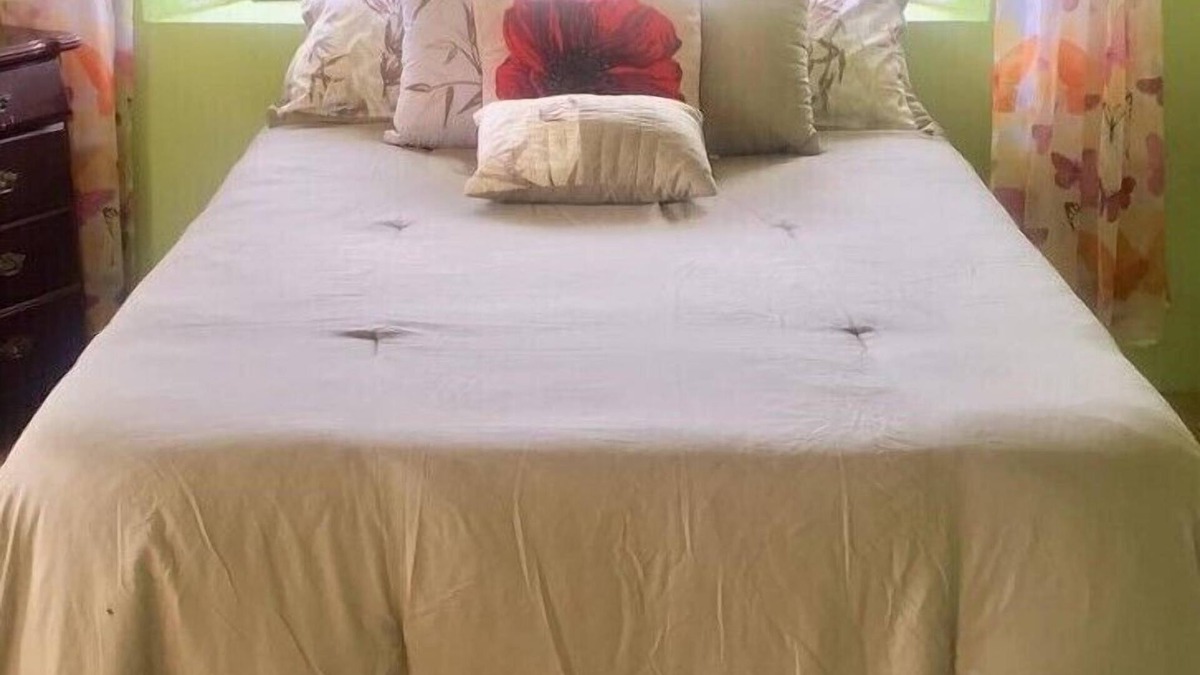 Stewart Town House | Bamboo Breeze Inn Vacation Home Rental, 5 miles up the hill from coastal Priory