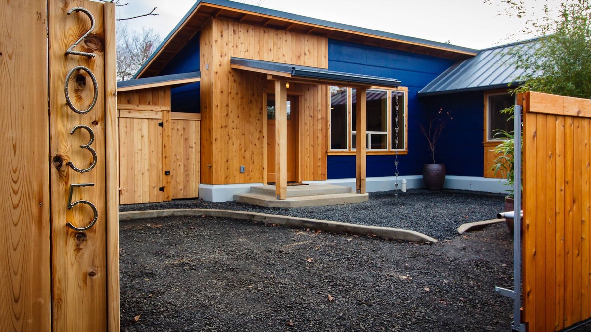 Friendly House | Bamboo Garden House - Private, Clean & Modern - Friendly Neighborhood