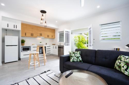 Edge Hill Villa | Bamboo Villa - Pet friendly luxury Villa next to Botanical Gardens