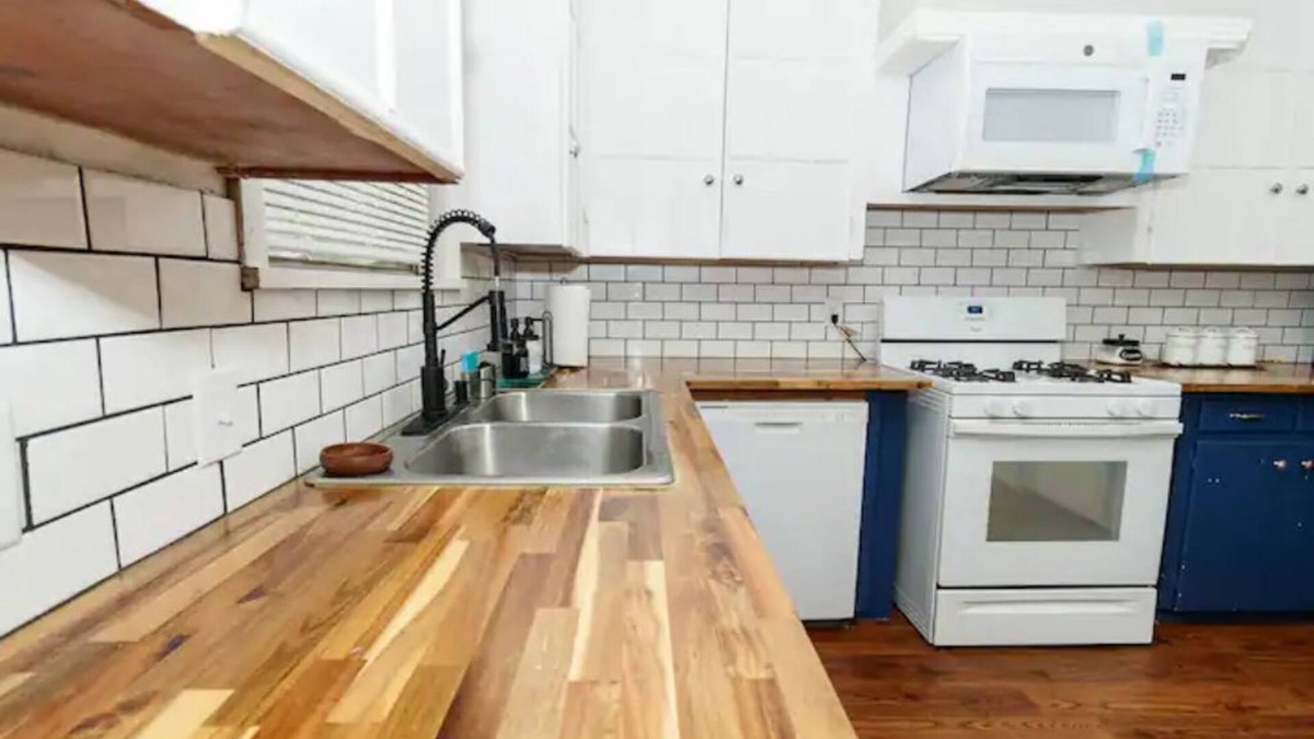 Broadmoor House | Banana Cabana- Entire 3 bedroom and 1 bath!