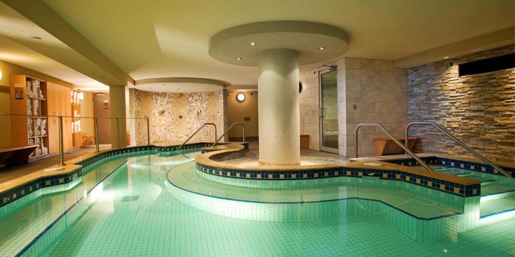 Banff Hotel | Banff Caribou Lodge and Spa