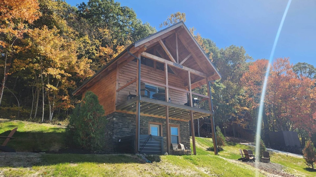 Scio Villa | Banff/Hot Tub-Lakeview -Pet friendly-8 Person Lodge