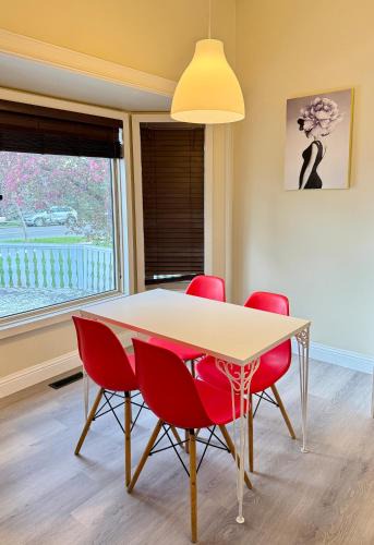 Ranchlands House | Banff mountain House&30 second Bus station Close C-Train& Free Parking