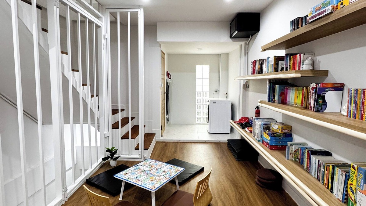 Bang Phlat House | Bangkok Family Retreat 2BR Townhome with A/C, Fast WiFi & Kid-Friendly Setup