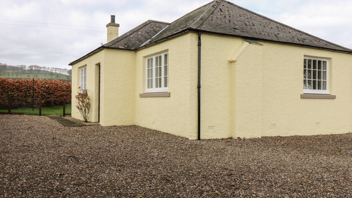 Forfar Cottage | BANKHEAD OF LOUR BUNGALOW, pet friendly, with open fire in Forfar