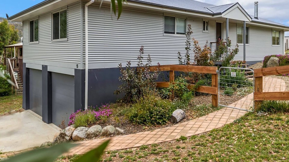 Kalkite House | Banksia 15 3 bedroom house with wood outdoor sauna