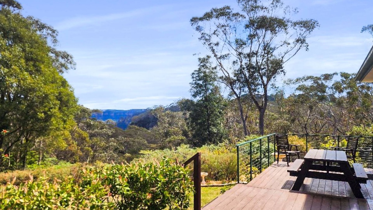 Blue Mountains City Council House | Banksia Tops with views to The Three Sisters