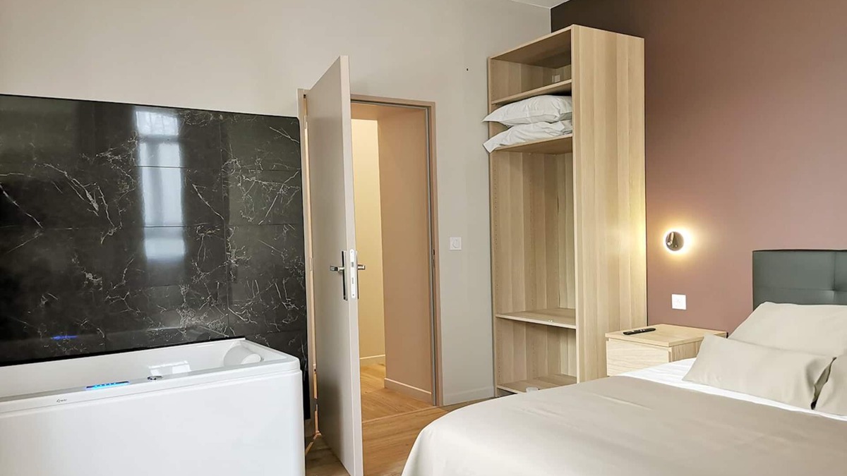 Moyen-Vernet Apartment | Banyuls-Suite-Suite-Whirlpool bath-Canal view