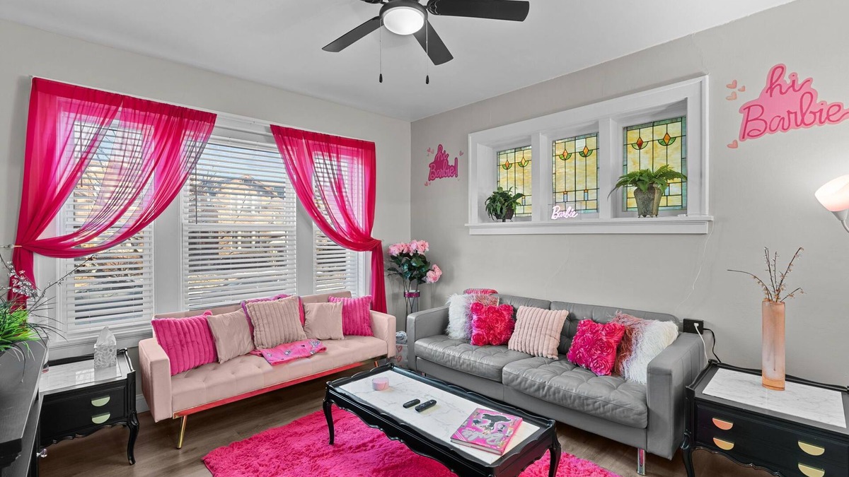 Southwest Garden Apartment | Barbie's Dreamhouse - Sleeps 6 Near Botanical Gardens & Tower Grove Park