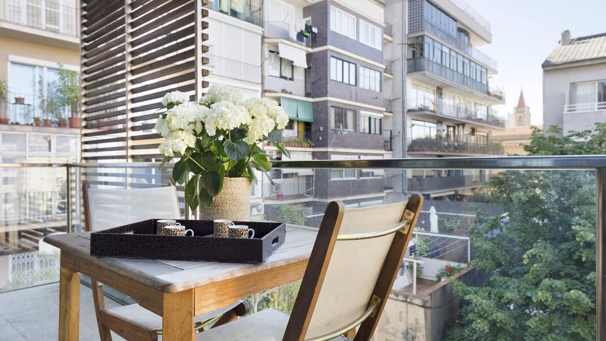 Sant Gervasi Apartment | Barcelona's Center Business Apartment with Balcony