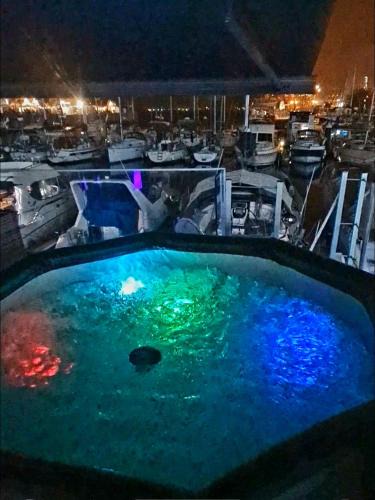 Baiona Boat Rental | Barco-Apartamento en el Náutico de Vigo