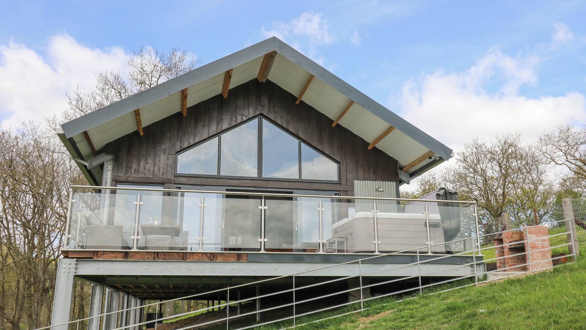Kingswood Cottage | BARCUD COCH - RED KITE, pet friendly, with hot tub in Garthmyl