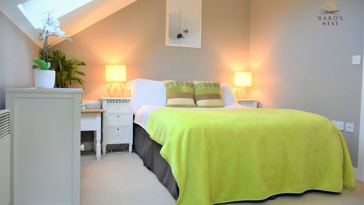City Centre Apartment | Bard's Nest, central, FREE allocated parking, 3 mins walk to Birthplace.