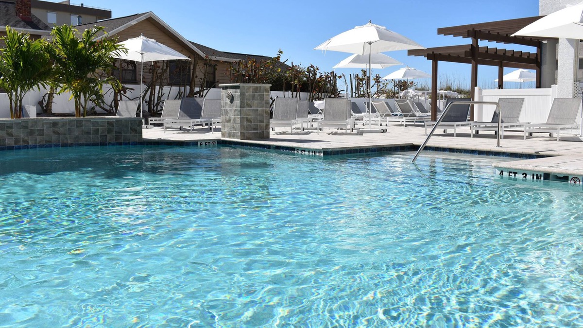 Madeira Beach Hotel | Barefoot Beach Club