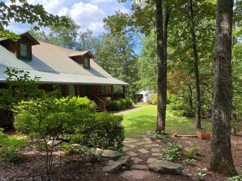 Dahlonega Hotel | Barefoot Hills