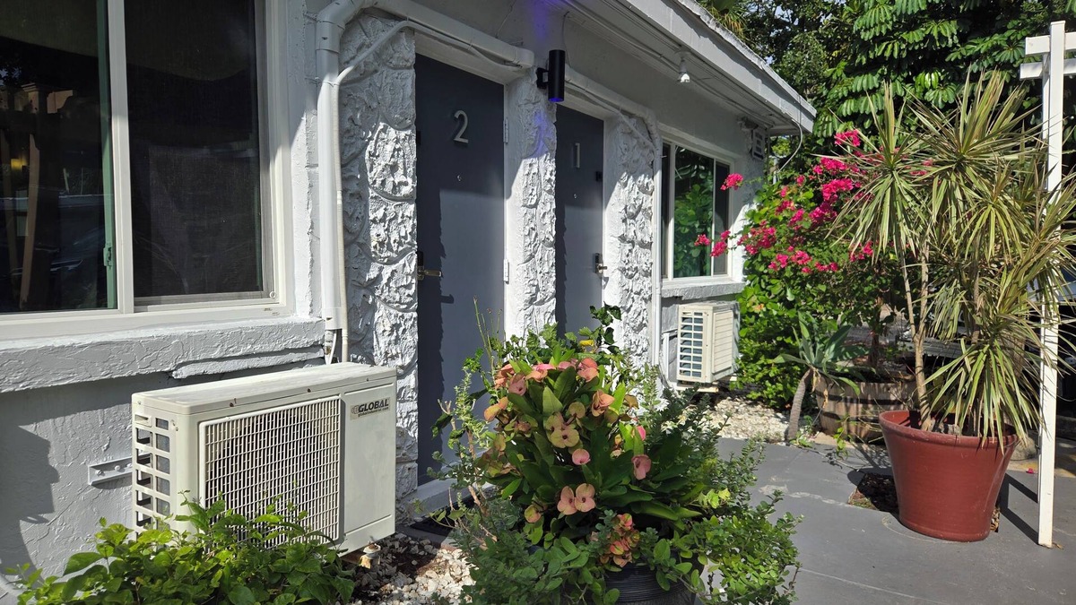 East Ocean Ave Hotel | Barefoot Mailman Inn & Suites