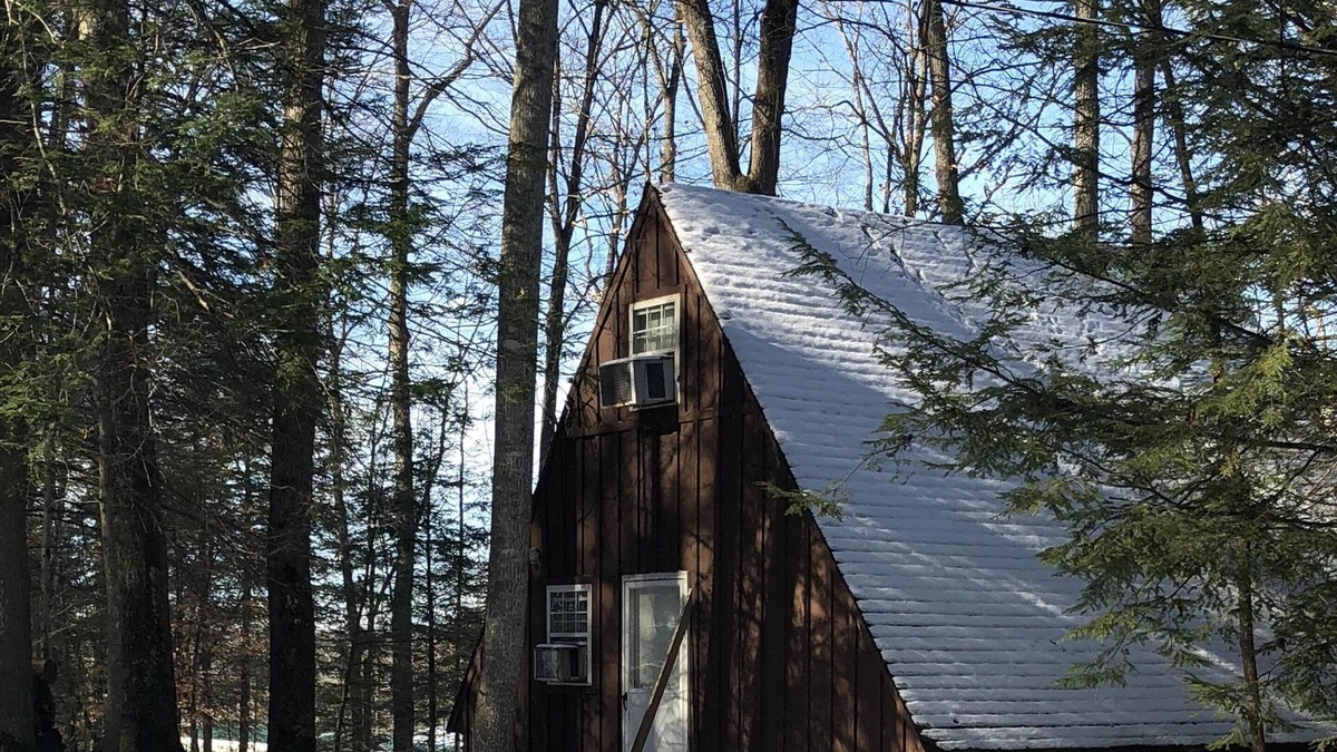 Keslers Cross Lanes Ski Chalet | Barefoot Retreat at the Lake - Pet Friendly with Hot Tub