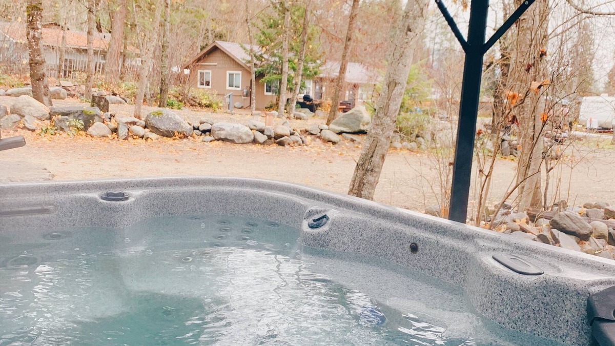 Christina Lake Cabin | Barefoot Villas Cabin 3 Caribou