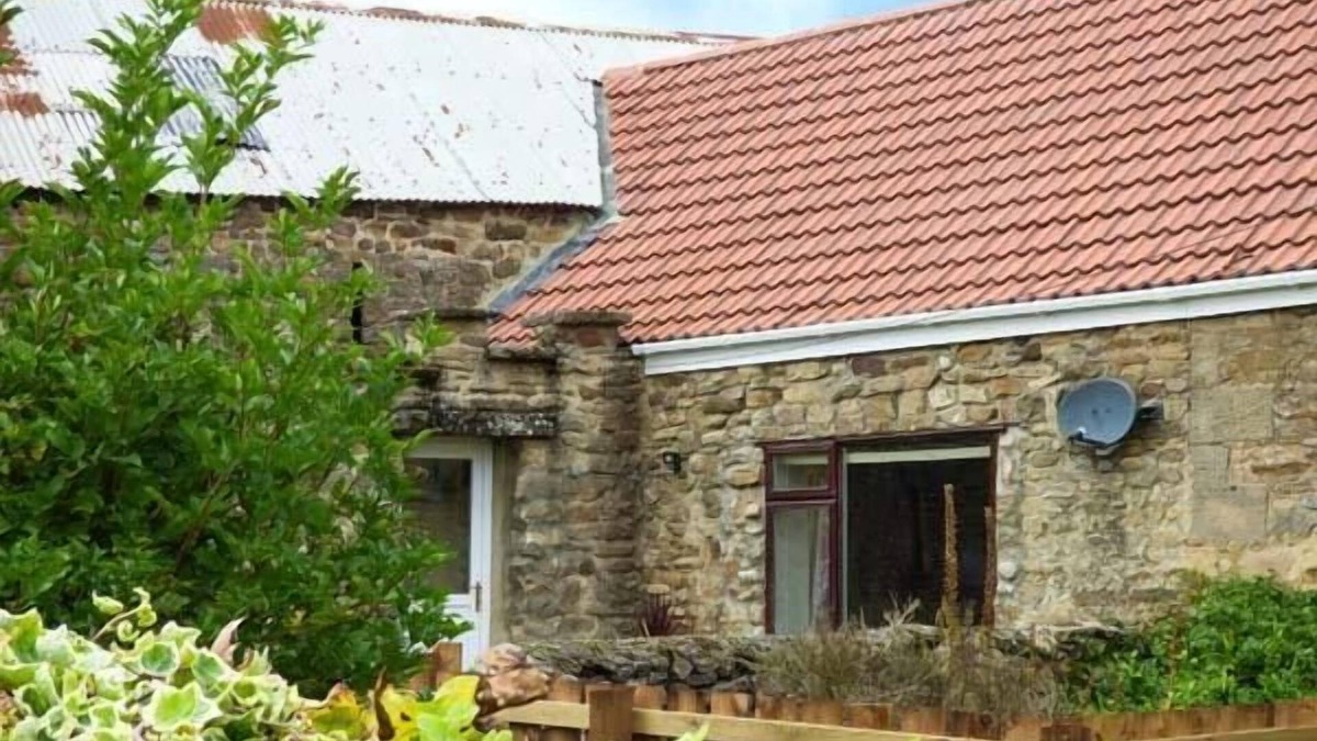 Darlington Cottage | BARFORTH HALL COTTAGE, pet friendly, with hot tub in Gainford