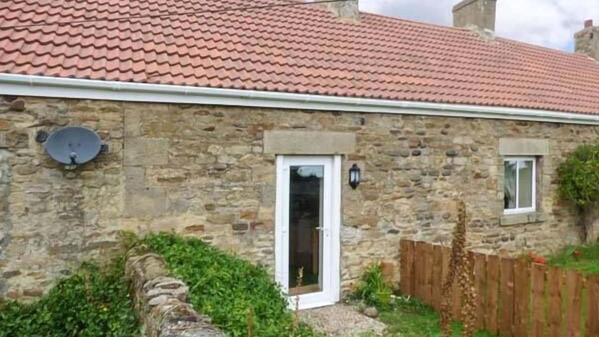 Darlington Cottage | BARFORTH HALL PARLOUR, pet friendly, with a garden in Gainford