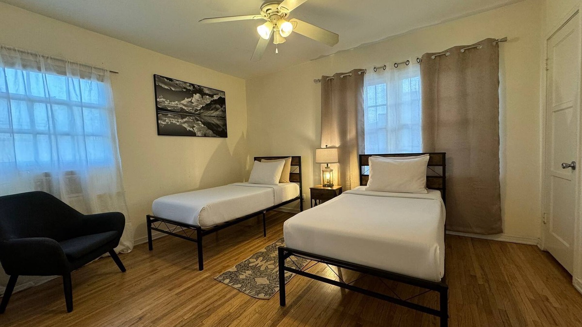 Pico - Robertson Apartment | Bargain Beverly Hills - 2 bedroom apartment near La Cienega Park Beverly Hills