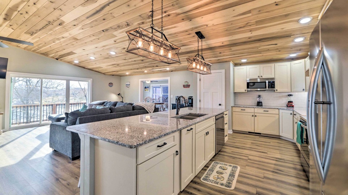Eddyville House | 'Barkley Breeze' Waterfront Home w/Dock & Kayaks