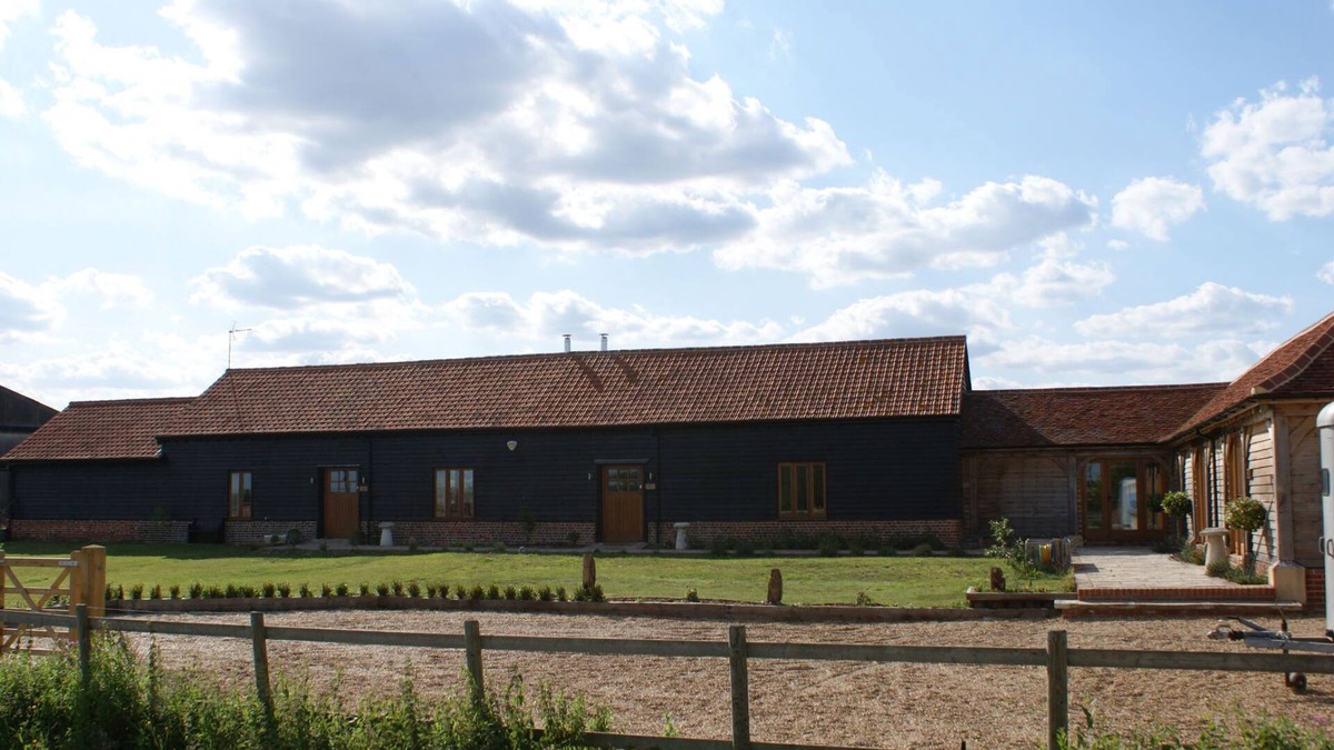 Maldon House | Barley Barn with antique superking bed, jacuzzi bath & walk in shower