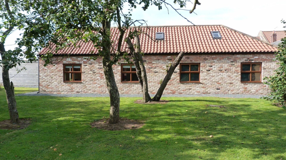 Hornsea House | Barley Edge, Beautiful Barn Conversion, Sleeps 10, Grounds overlook Hornsea Mere